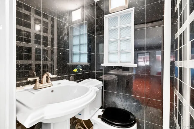 $1,400,000 | 6015 Independence Avenue | North Riverdale