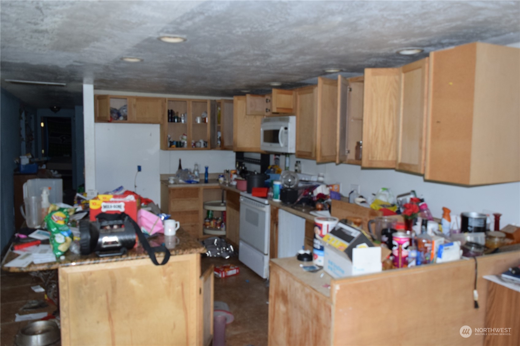 166 Ceres Hill Road Chehalis, WA 98532 - Photo 8 of 33 a room with toys and a large window