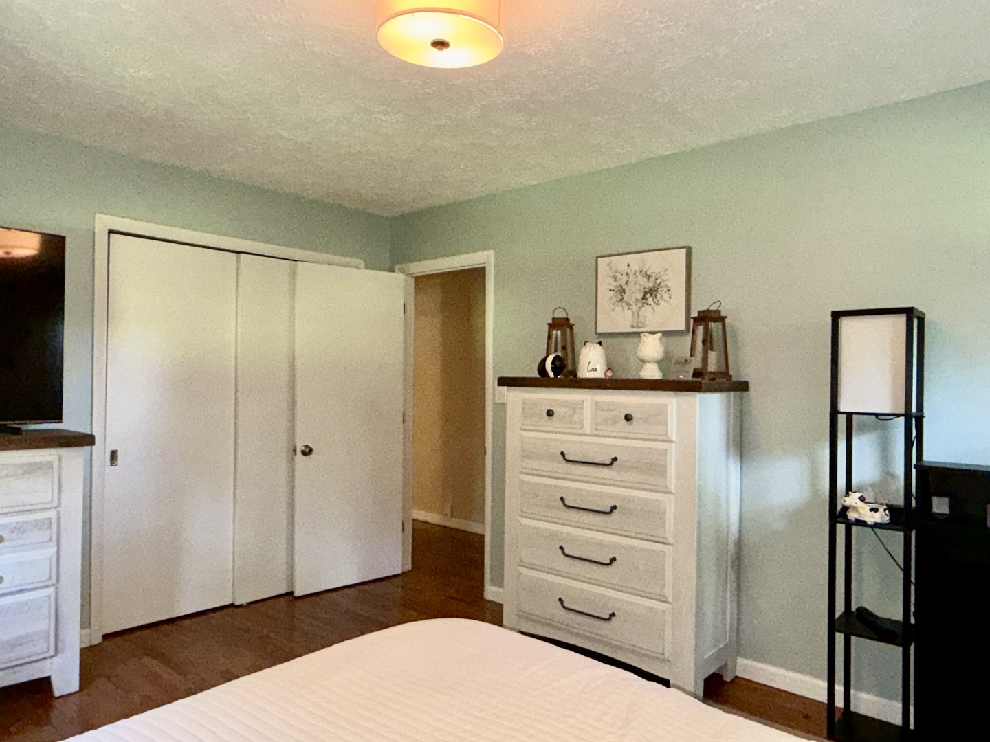 956 Country Club Road Metropolis, IL 62960 - Photo 16 of 48 a room with a dresser and a mirror