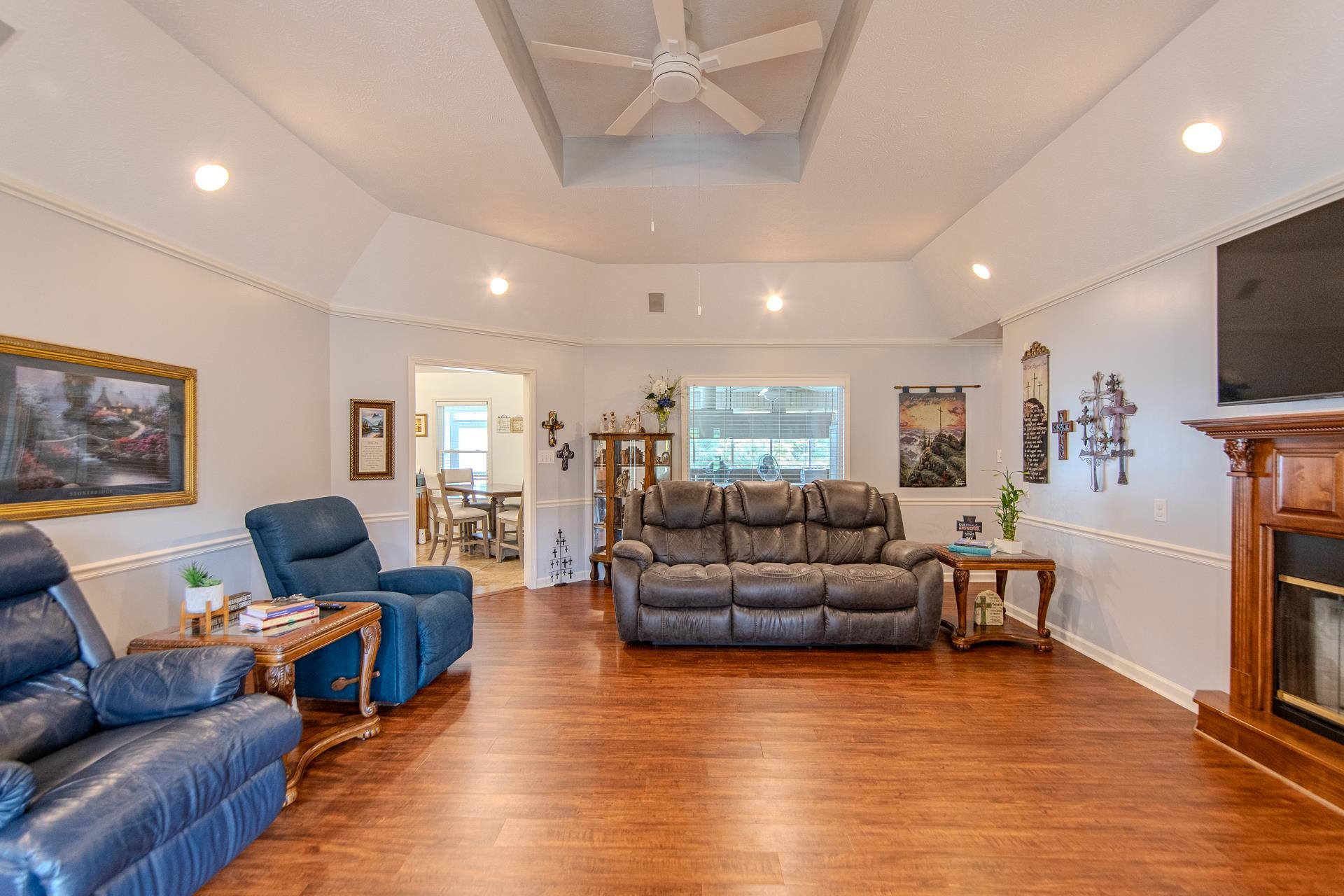 485 Robin Hood Loop Savannah, TN 38372 - Photo 7 of 40 a living room with furniture and a flat screen tv