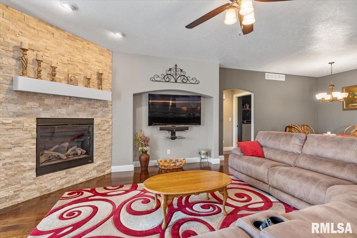 2820 Castlerock Ridge Springfield, IL 62711 - Photo 8 of 43