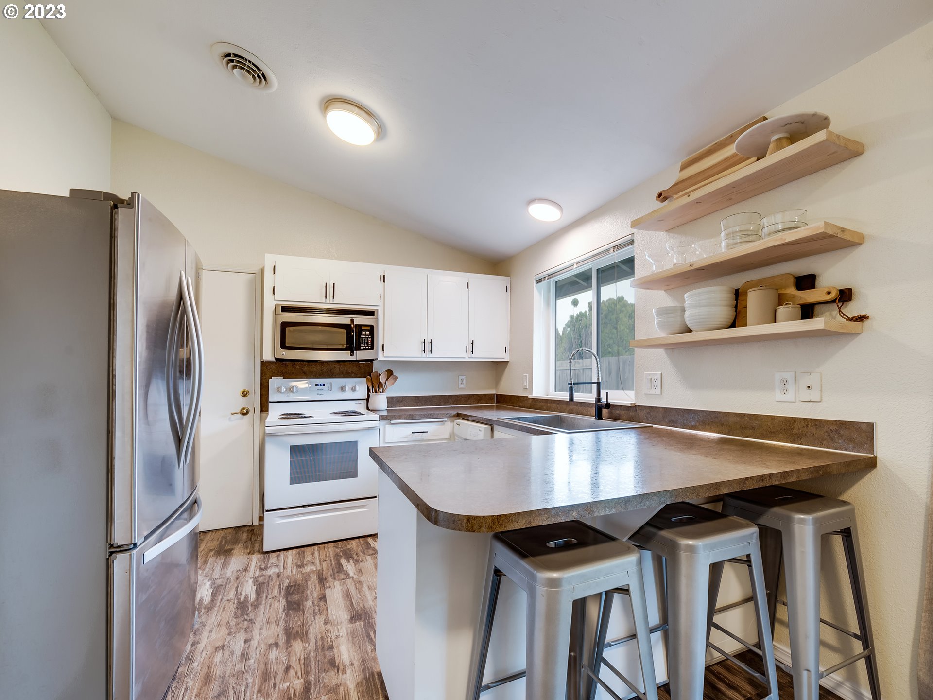 277 South 70th Place Springfield, OR 97478 - Photo 7 of 26 a kitchen with granite countertop a refrigerator stove and sink