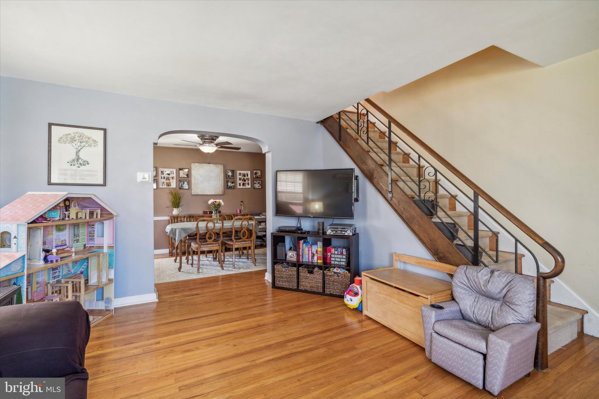 864 Medway Road Philadelphia, PA 19115 - Photo 12 of 25 Living Room
