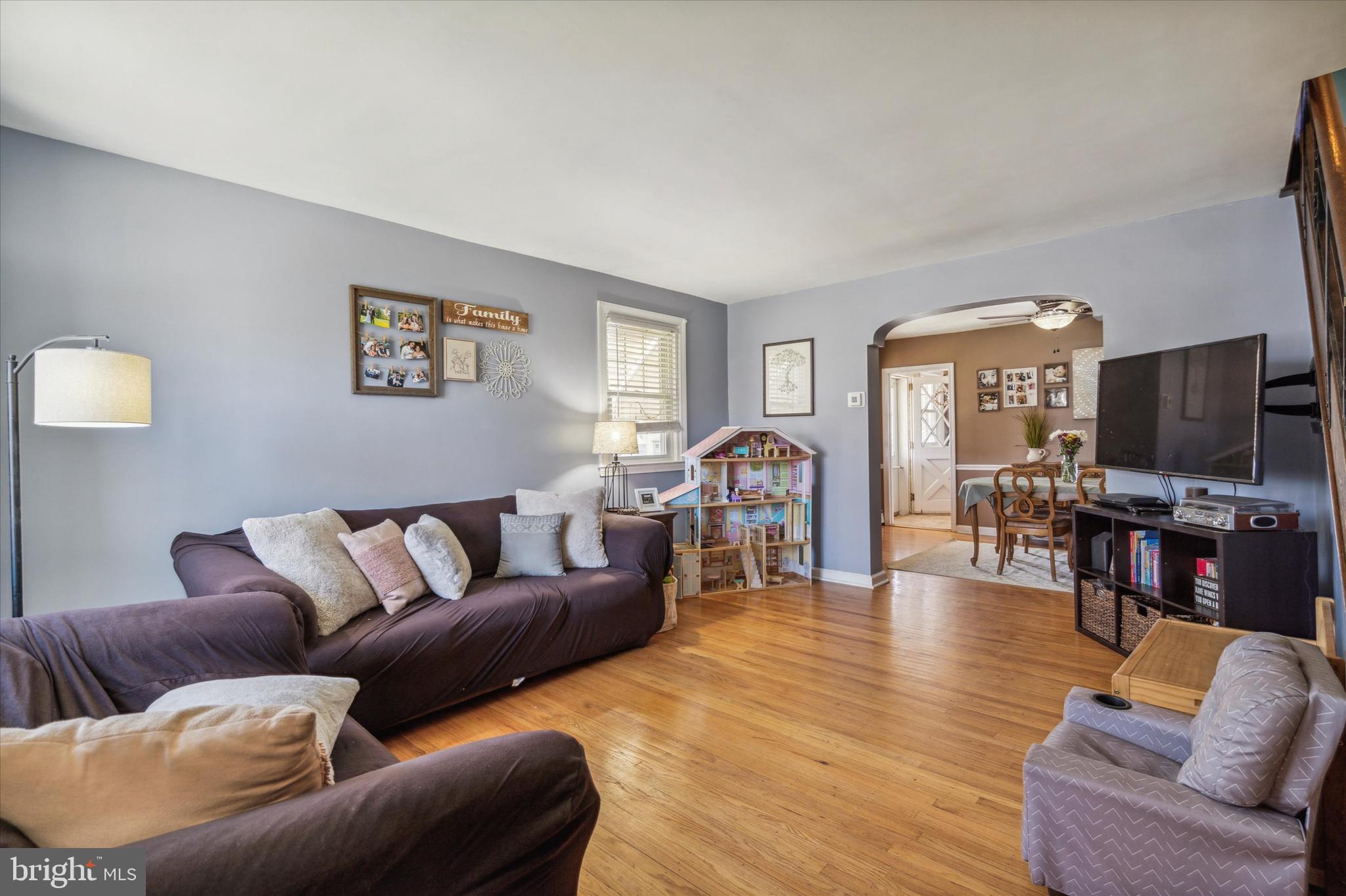 864 Medway Road Philadelphia, PA 19115 - Photo 13 of 25 Living Room