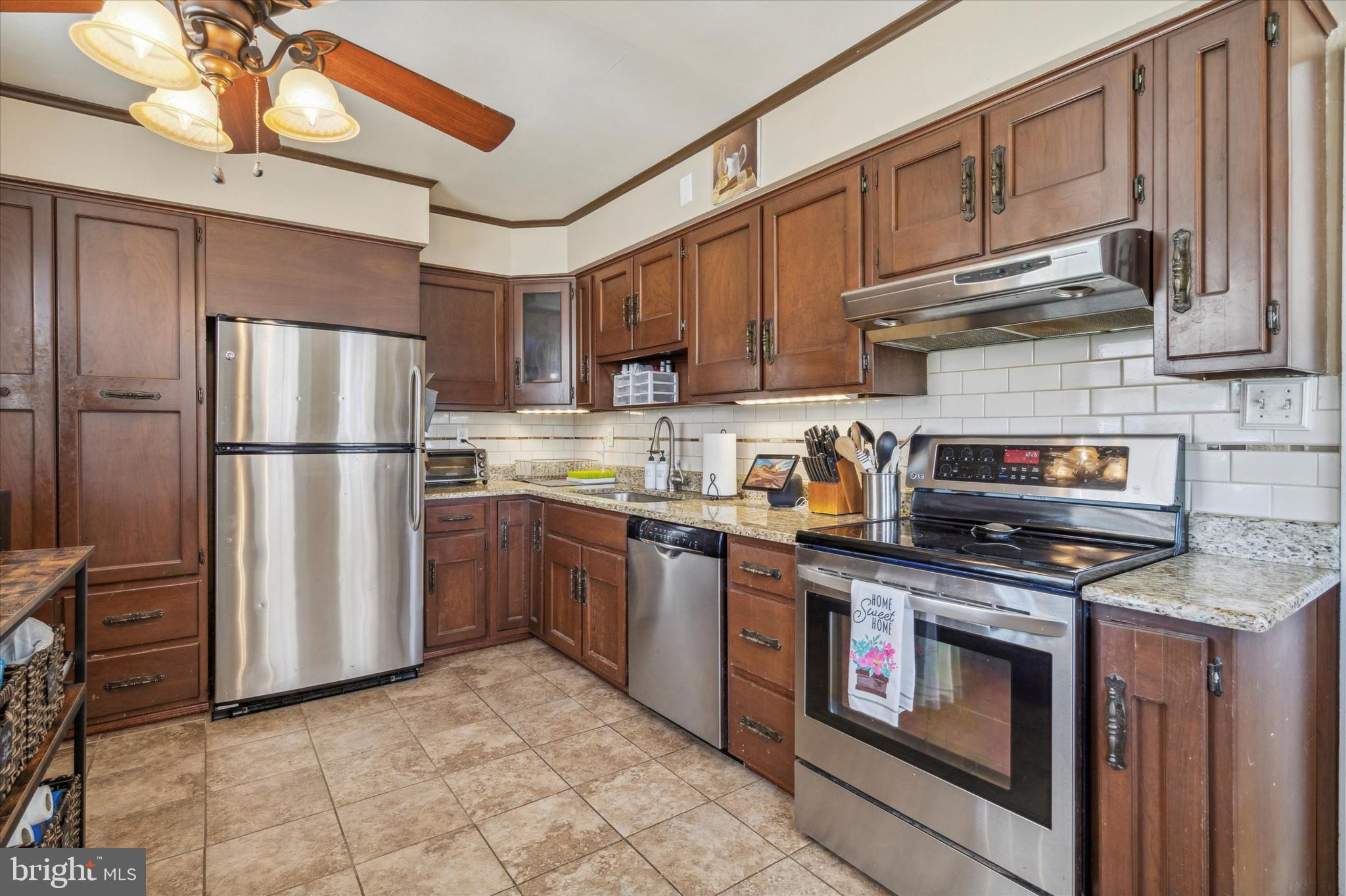 864 Medway Road Philadelphia, PA 19115 - Photo 17 of 25 Kitchen