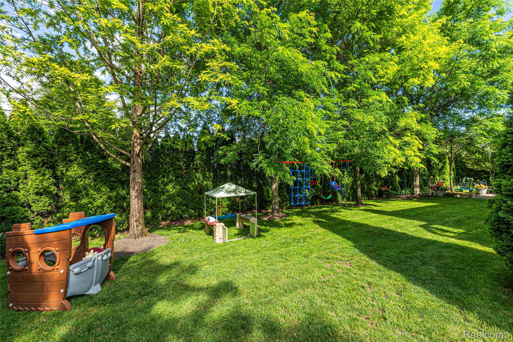 1781 Apple Ridge Court Rochester, MI 48306 - Photo 4 of 79 04 - Large Private Yard.jpg