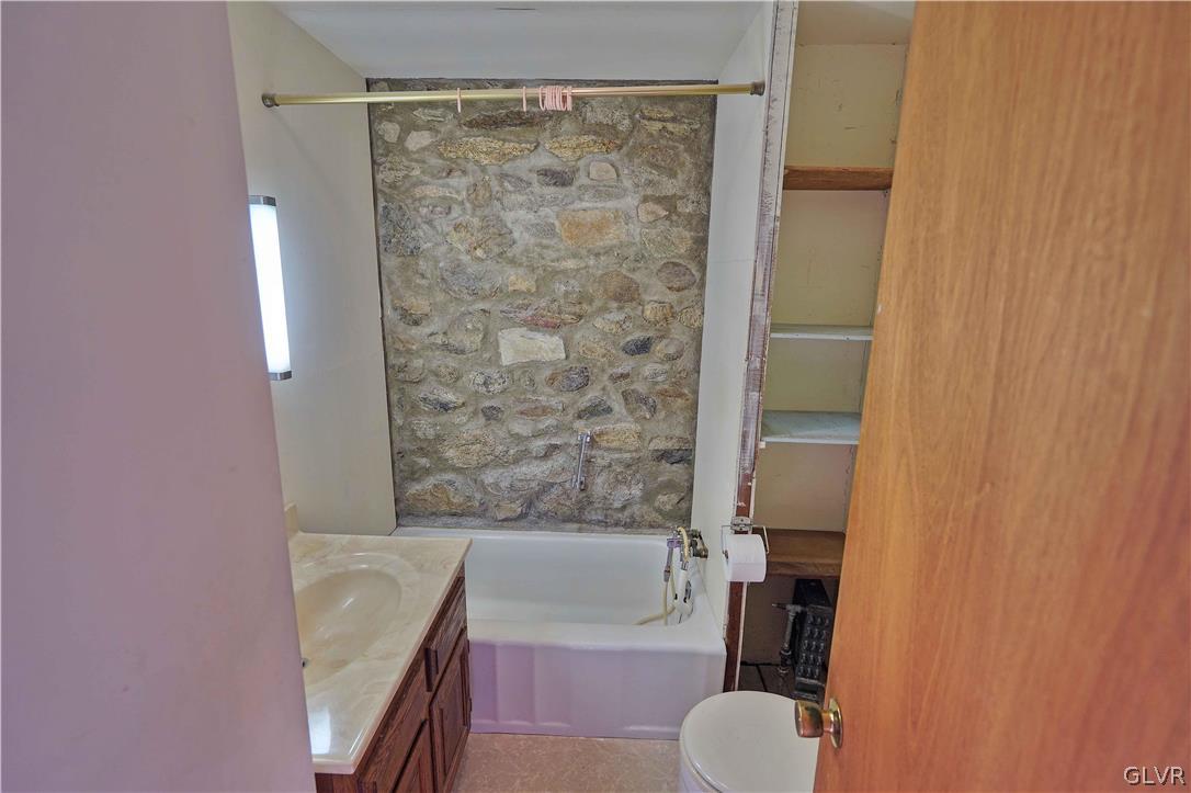 4283 Lanark Road Center Valley, PA 18034 - Photo 18 of 34 2nd flr full bath