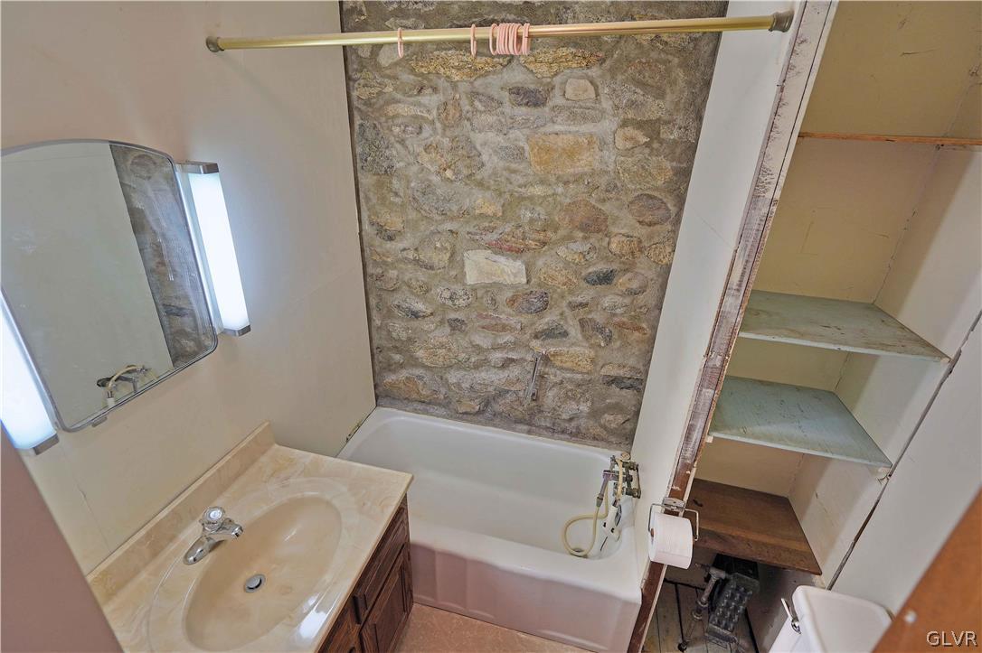 4283 Lanark Road Center Valley, PA 18034 - Photo 19 of 34 2nd flr full bath