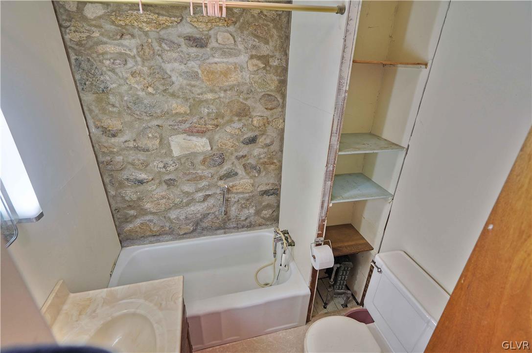 4283 Lanark Road Center Valley, PA 18034 - Photo 20 of 34 2nd flr full bath