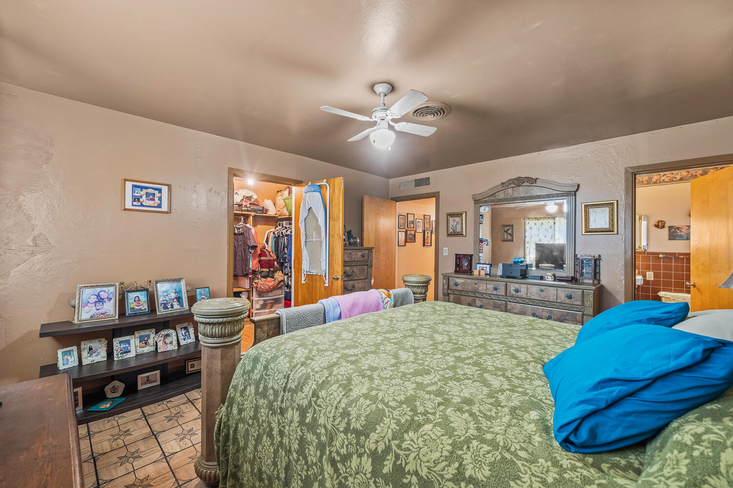 2513 52nd Street Lubbock, TX 79413 - Photo 21 of 29 a living room with furniture rug and window