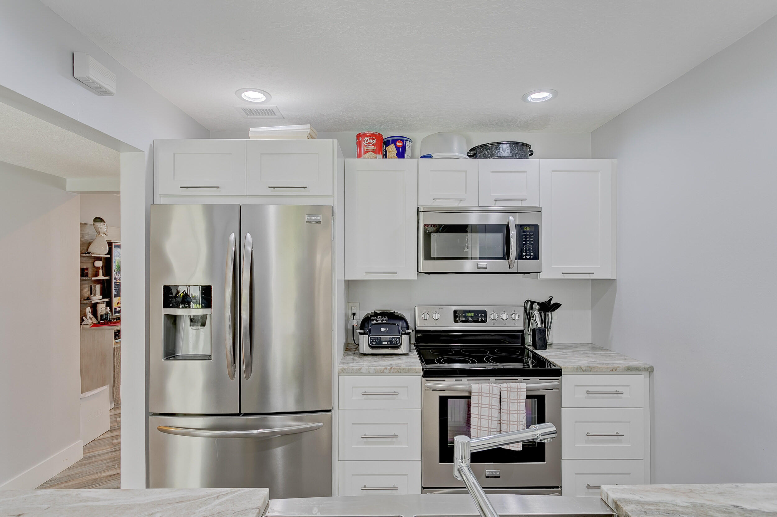 5050 Elmhurst Road, Unit D West Palm Beach, FL 33417 - Photo 11 of 28 Kitchen