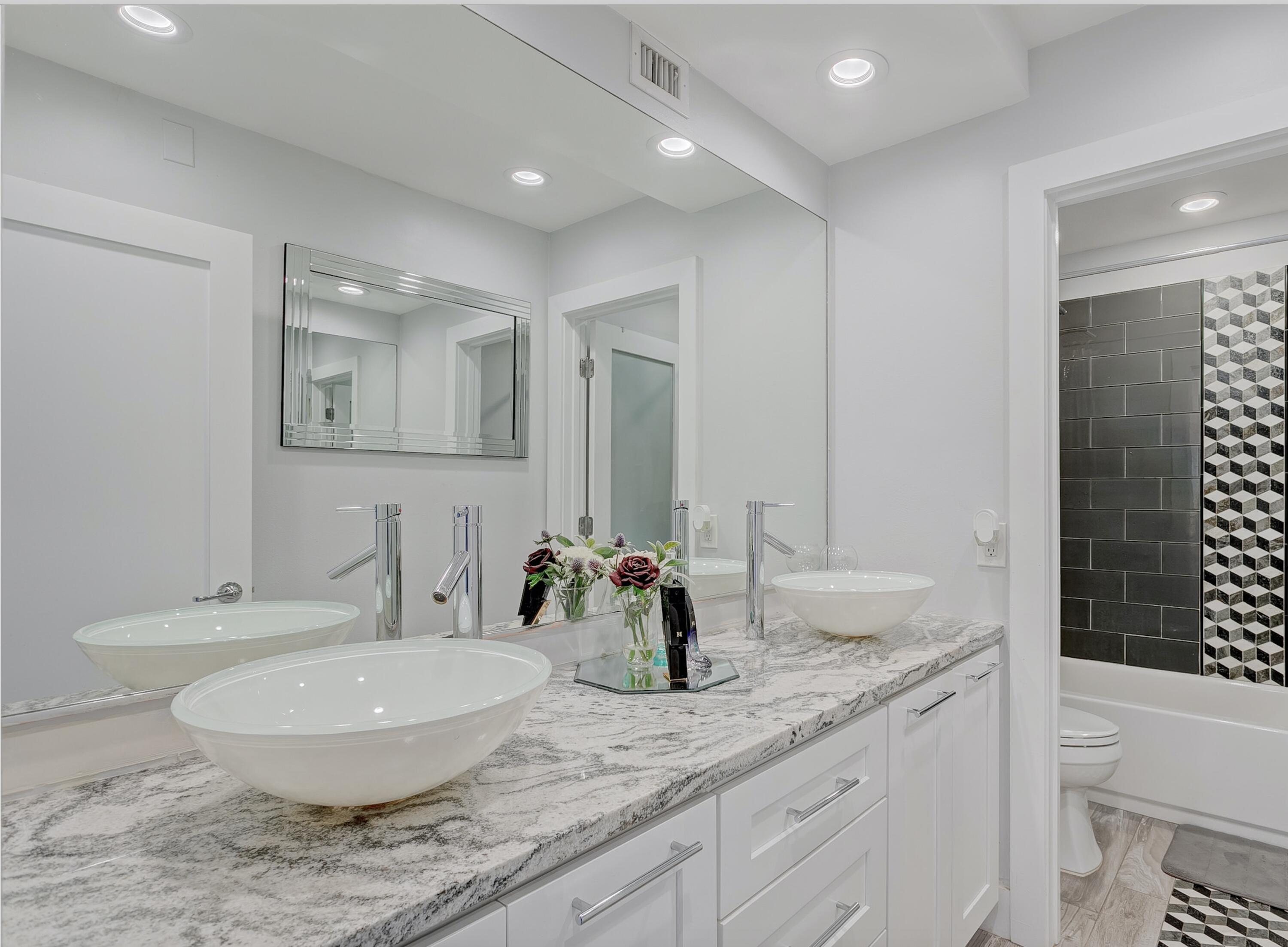5050 Elmhurst Road, Unit D West Palm Beach, FL 33417 - Photo 20 of 28 Bathroom