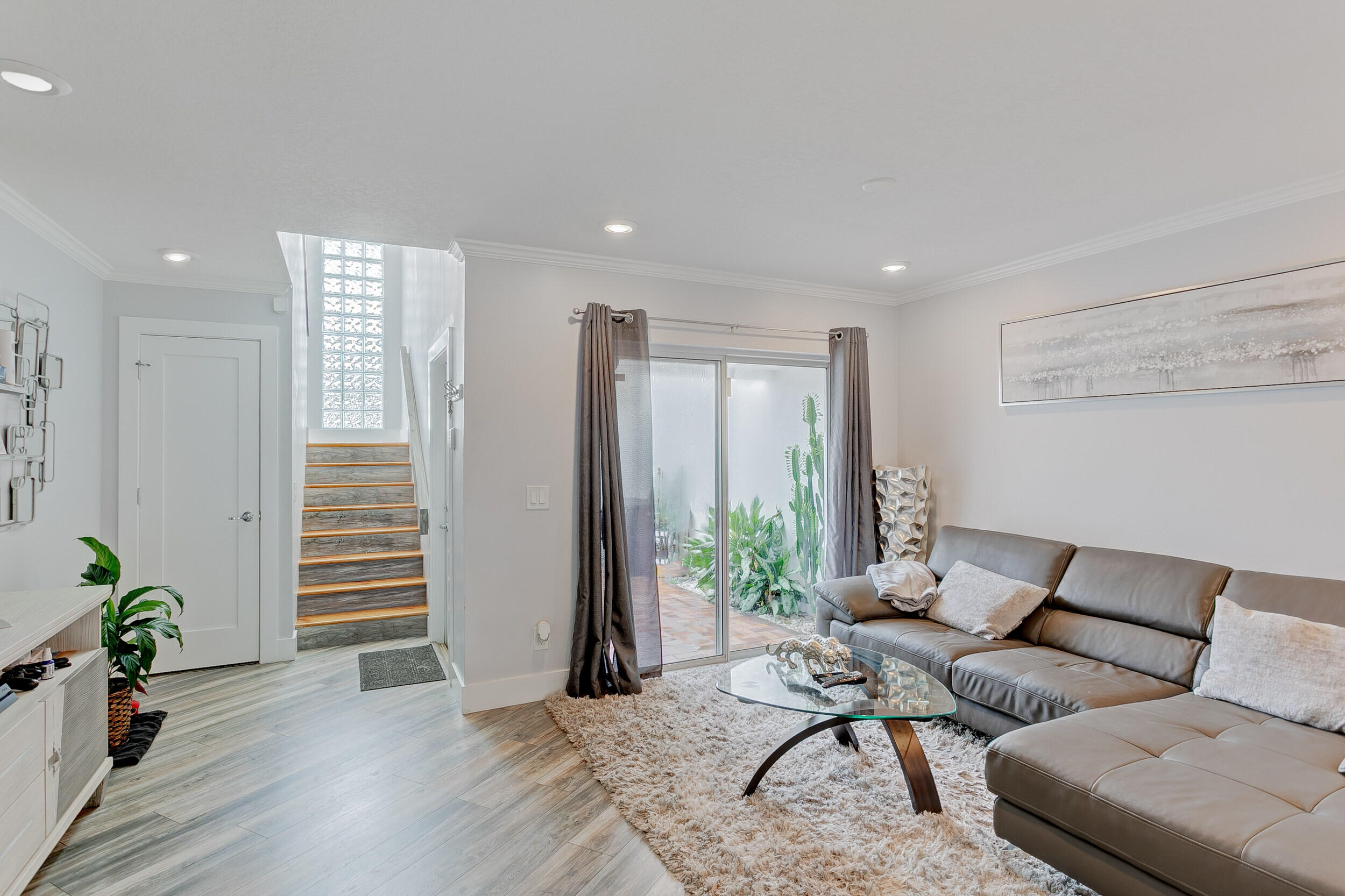 5050 Elmhurst Road, Unit D West Palm Beach, FL 33417 - Photo 5 of 28 Living room