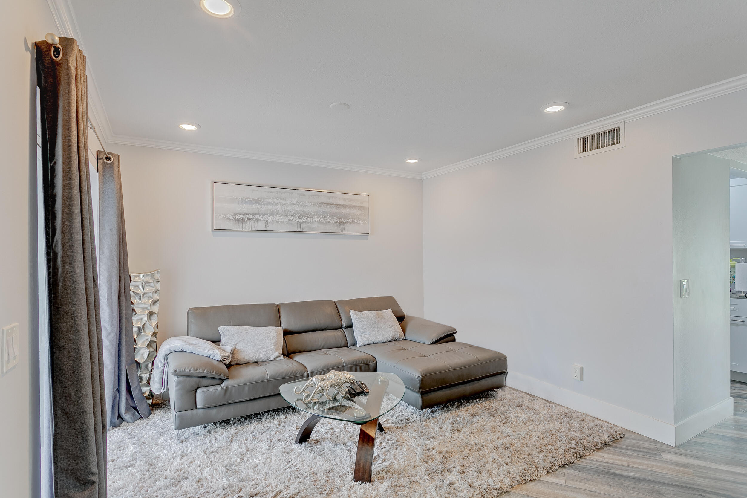 5050 Elmhurst Road, Unit D West Palm Beach, FL 33417 - Photo 6 of 28 Living room