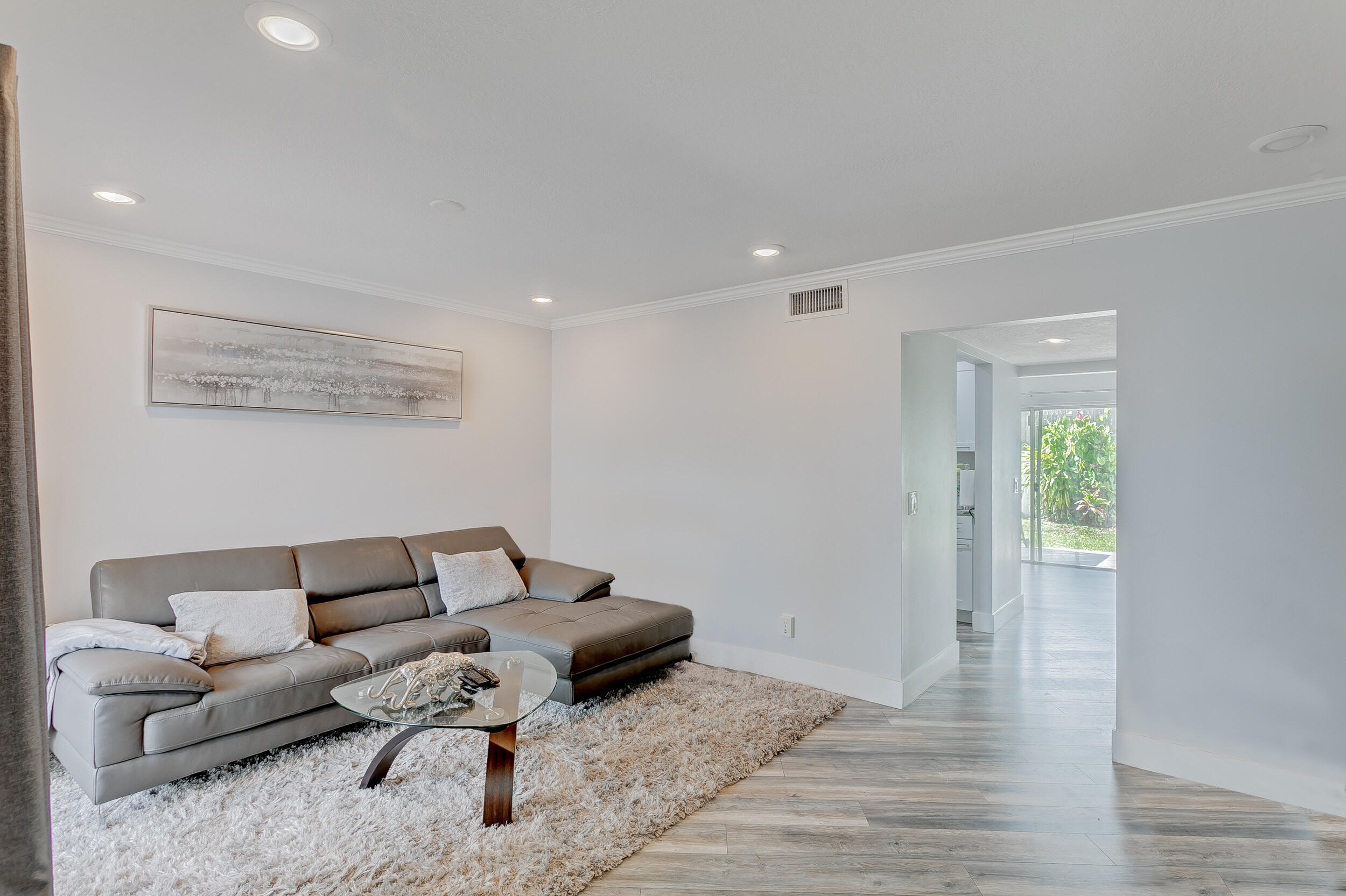 5050 Elmhurst Road, Unit D West Palm Beach, FL 33417 - Photo 7 of 28 Living Room