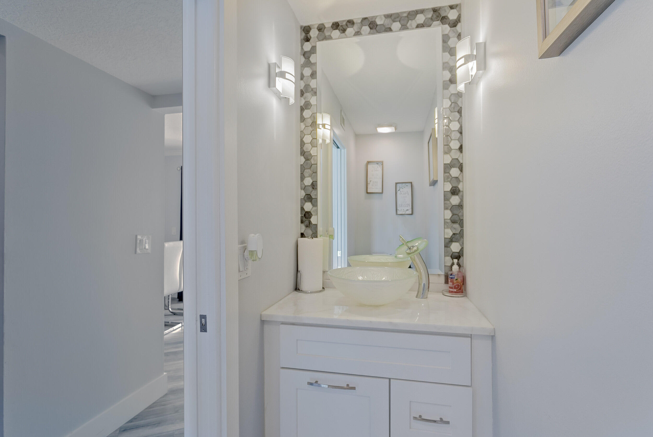 5050 Elmhurst Road, Unit D West Palm Beach, FL 33417 - Photo 8 of 28 Half bathroom