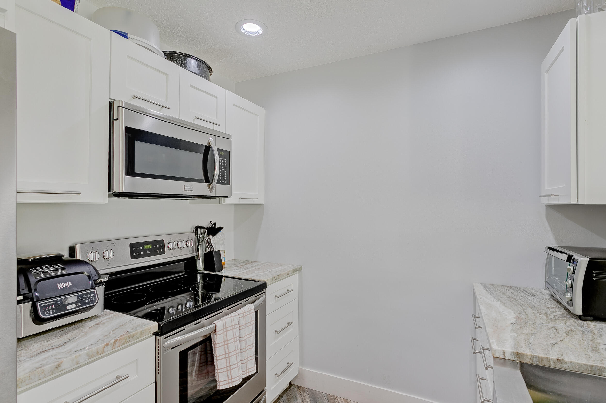 5050 Elmhurst Road, Unit D West Palm Beach, FL 33417 - Photo 10 of 28 Kitchen
