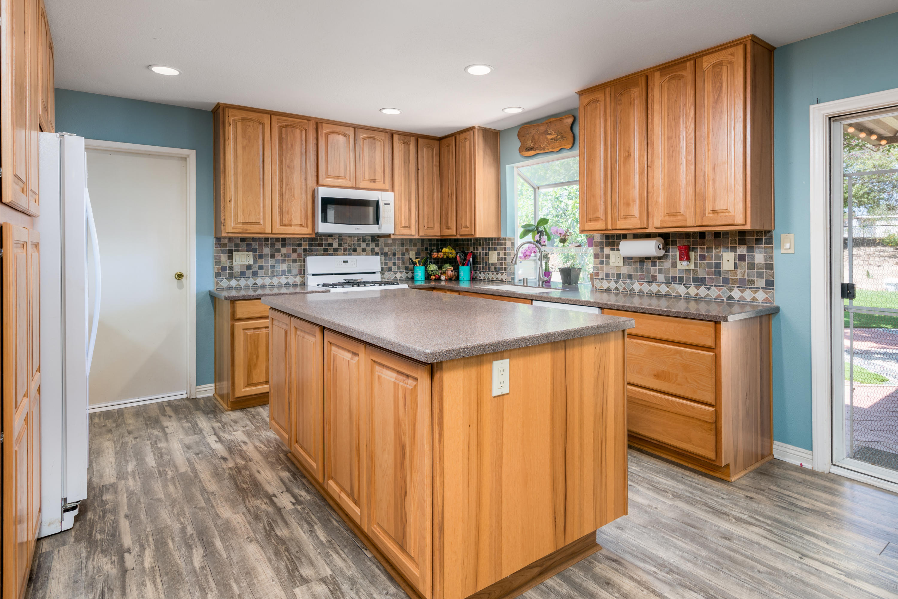 53 West Avenida De Las Flores Thousand Oaks, CA 91360 - Photo 10 of 36 KITCHEN