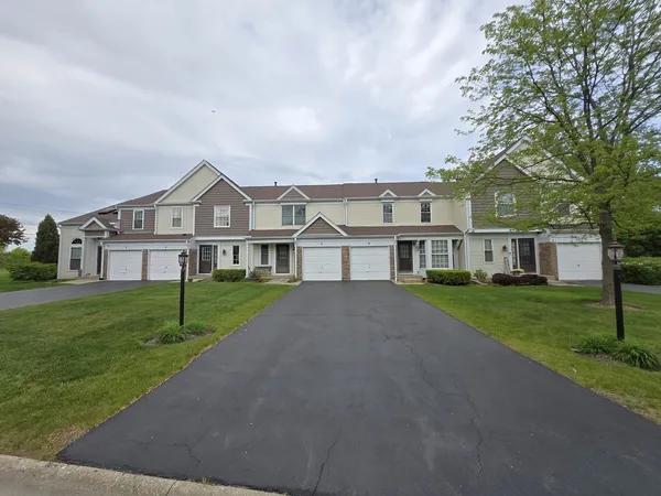 $2,700 | 8 East Shag Bark Lane, Streamwood, IL 60107