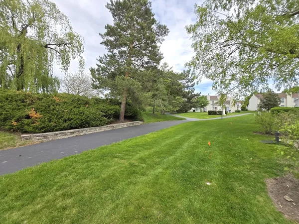 $2,700 | 8 East Shag Bark Lane, Streamwood, IL 60107