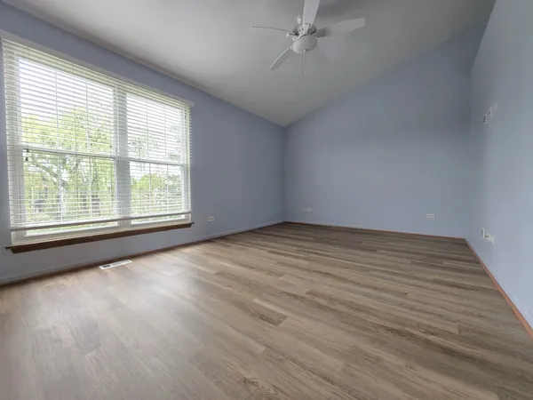 $2,700 | 8 East Shag Bark Lane, Streamwood, IL 60107