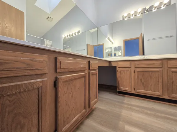 $2,700 | 8 East Shag Bark Lane, Streamwood, IL 60107