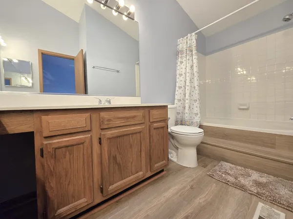 $2,700 | 8 East Shag Bark Lane, Streamwood, IL 60107