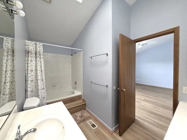 $2,700 | 8 East Shag Bark Lane, Streamwood, IL 60107