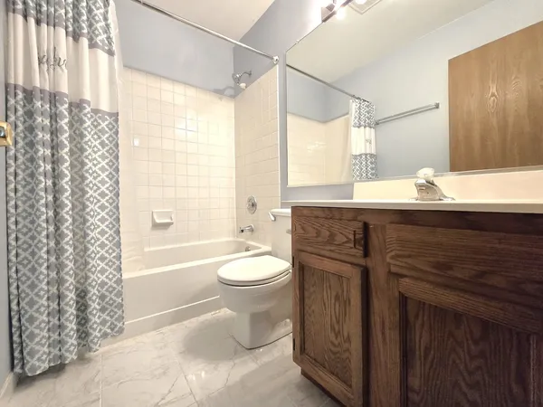 $2,700 | 8 East Shag Bark Lane, Streamwood, IL 60107