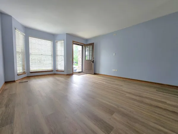 $2,700 | 8 East Shag Bark Lane, Streamwood, IL 60107