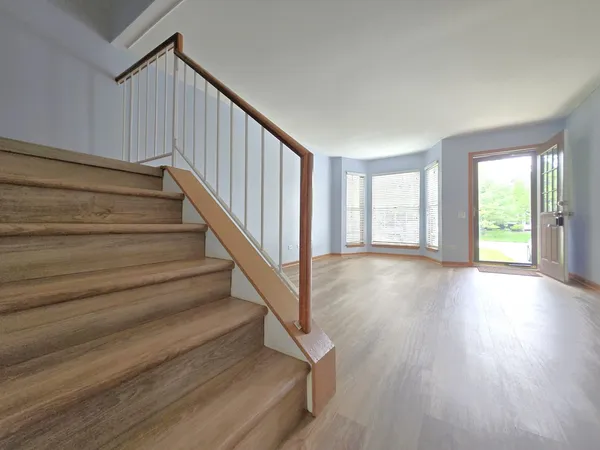 $2,700 | 8 East Shag Bark Lane, Streamwood, IL 60107