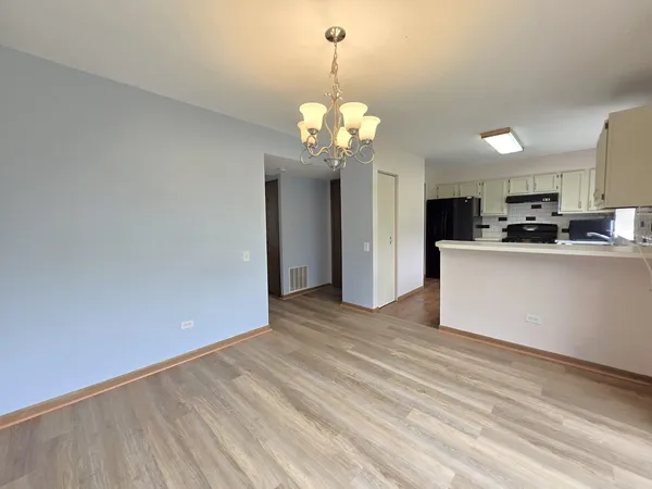 $2,700 | 8 East Shag Bark Lane, Streamwood, IL 60107