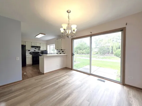 $2,700 | 8 East Shag Bark Lane, Streamwood, IL 60107