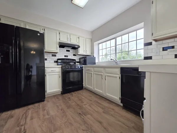 $2,700 | 8 East Shag Bark Lane, Streamwood, IL 60107