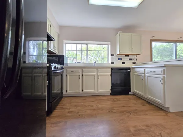 $2,700 | 8 East Shag Bark Lane, Streamwood, IL 60107