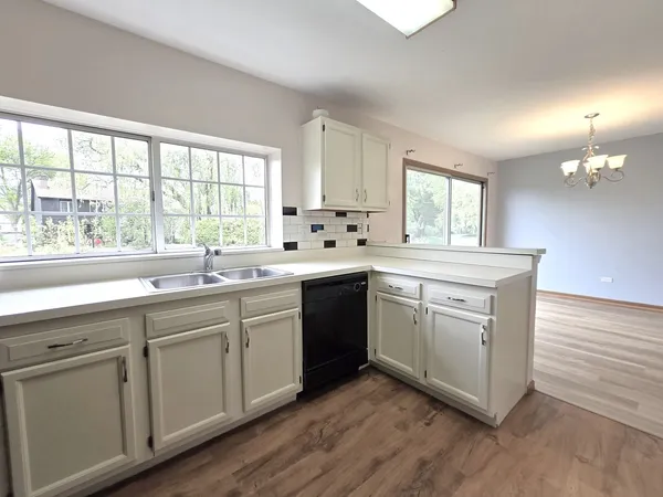 $2,700 | 8 East Shag Bark Lane, Streamwood, IL 60107