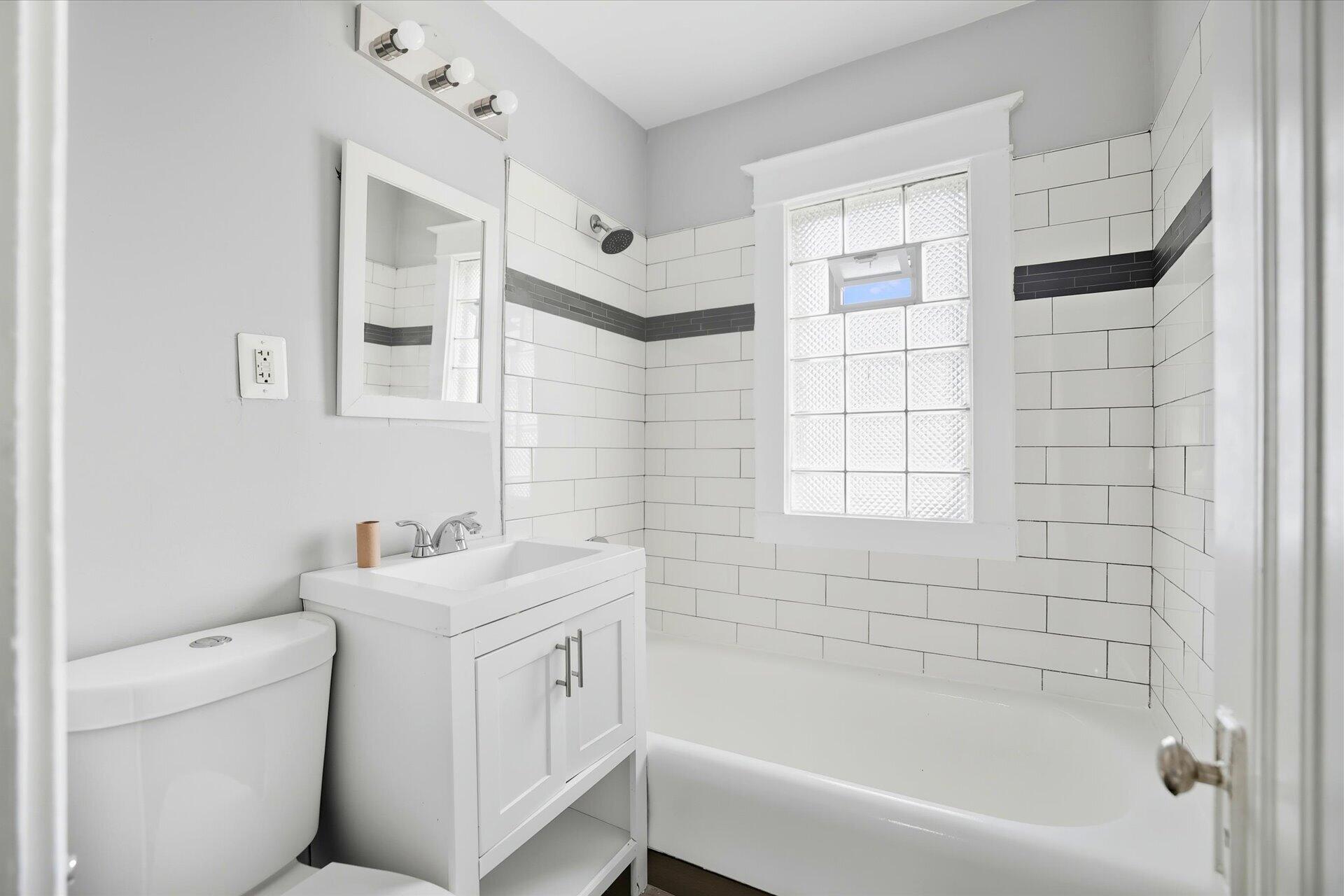 2701 North 39th Street, Unit 2703 Milwaukee, WI 53210 - Photo 6 of 13 Bathroom