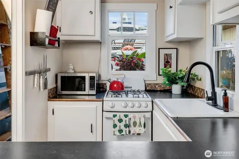 $383,000 | 2143 North Northlake Way, Unit 11, Seattle, WA 98103