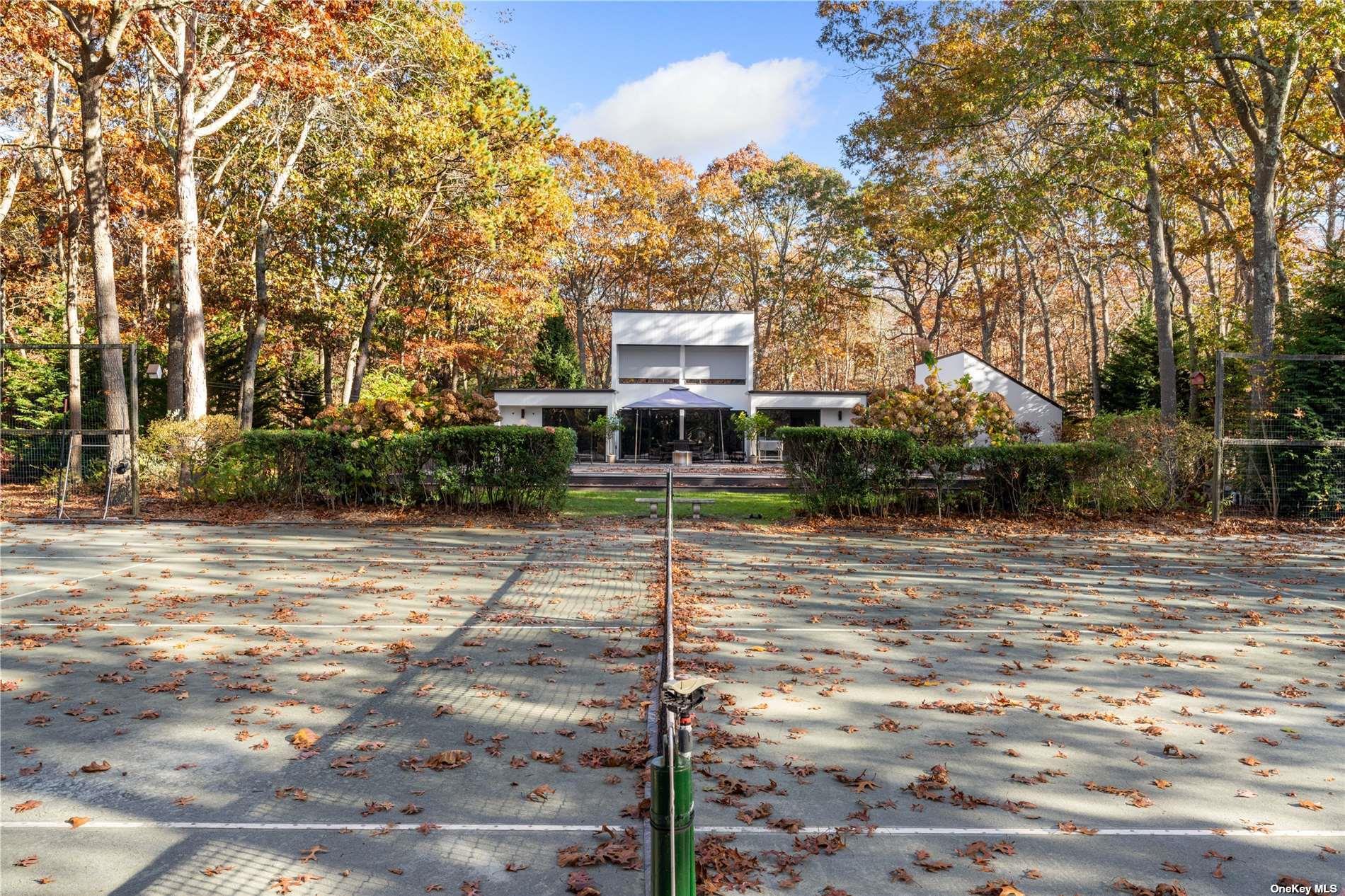 25 North Quarter Road Westhampton, NY 11977 - Photo 25 of 27 a sign on the side of a street