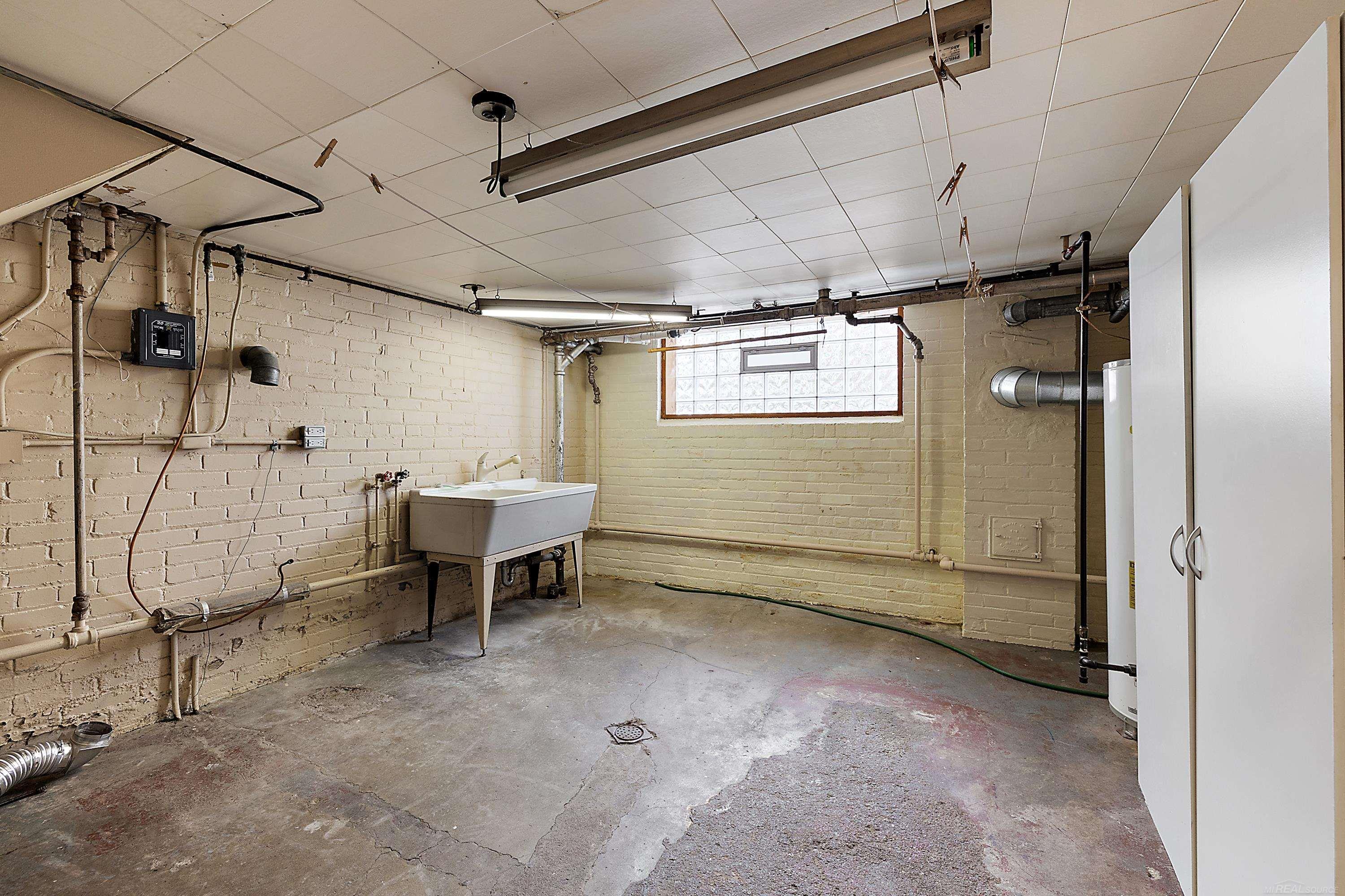 1371 Bedford Road Grosse Pointe, MI 48230 - Photo 35 of 44 50124154-36.JPG