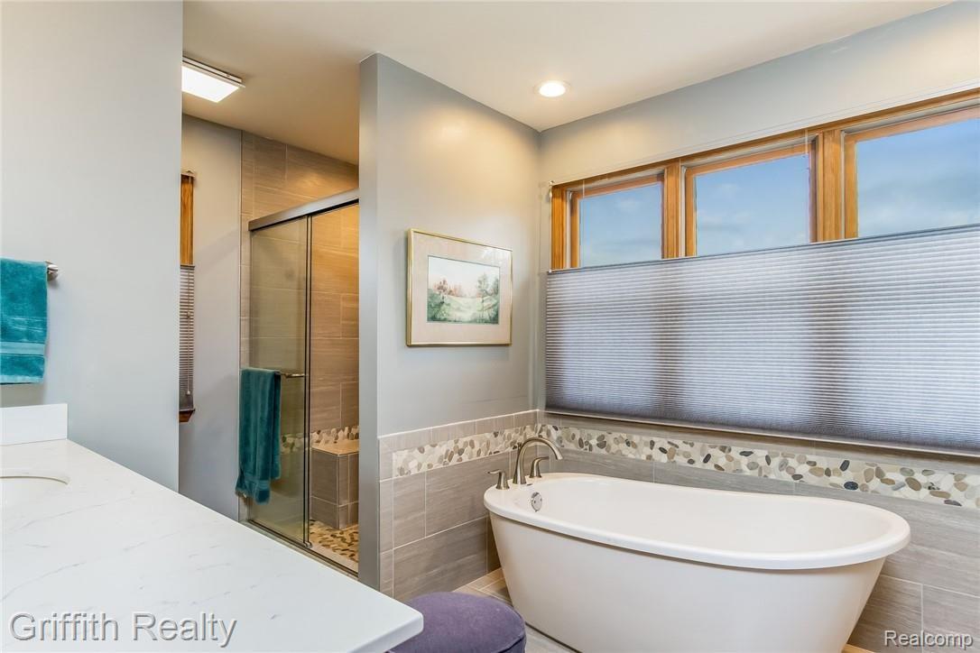 1955 Clover Ridge Drive Howell, MI 48843 - Photo 15 of 28 014-photo-master-bathroom-6940915.jpg