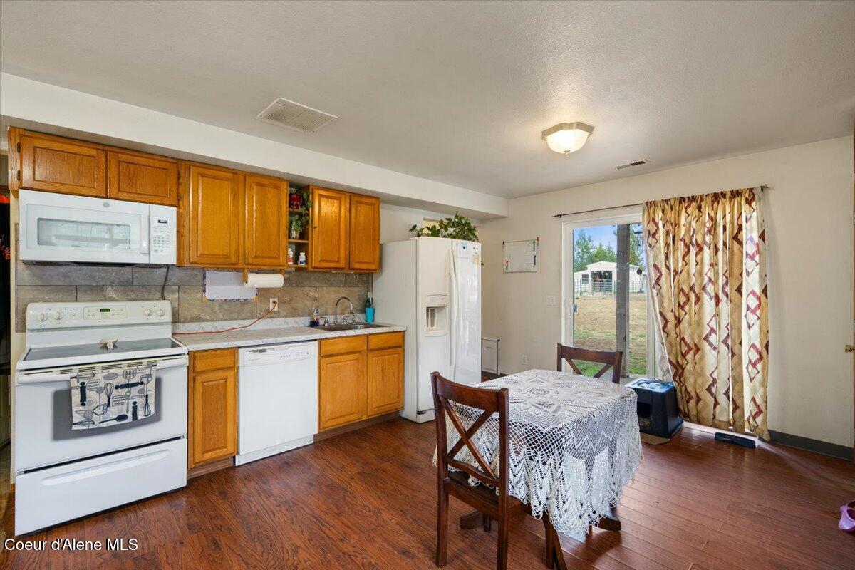 811 East Seasons Road Athol, ID 83801 - Photo 31 of 49 31-Kitchen and dining