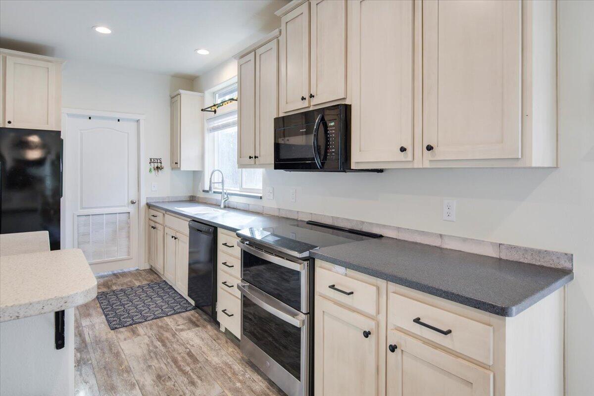 15461 Federal Road La Pine, OR 97739 - Photo 35 of 68 Quartz countertops