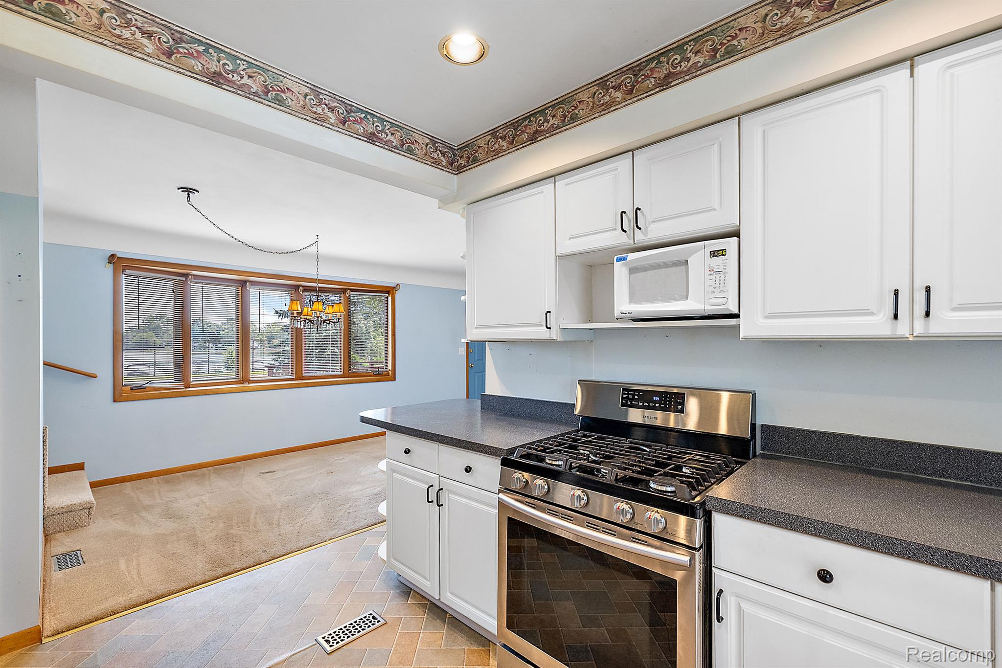 176 Crescent Road Waterford, MI 48327 - Photo 15 of 61 Open to dining area