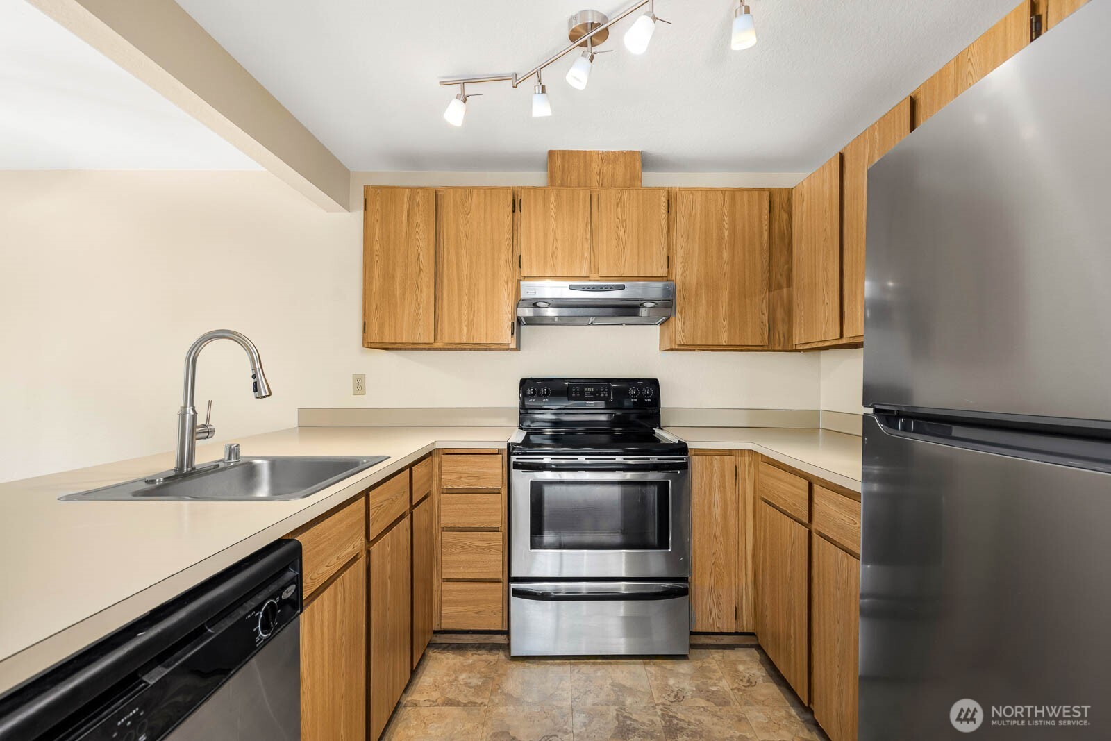 17425 119th Lane Southeast, Unit D30 Renton, WA 98058 - Photo 5 of 19