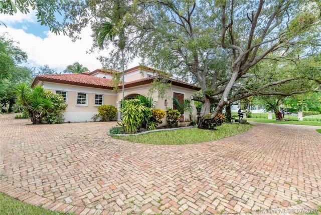 $3,900,000 | 8000 Los Pinos Circle, Coral Gables, FL 33143