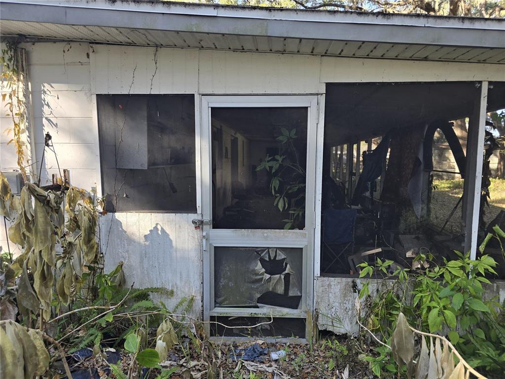 1124 South Wiggins Road Plant City, FL 33566 - Photo 5 of 7 a front view of a house with garden