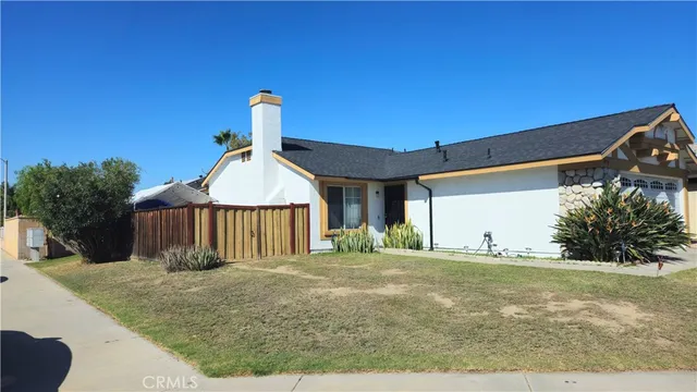 a view of a house with a yard