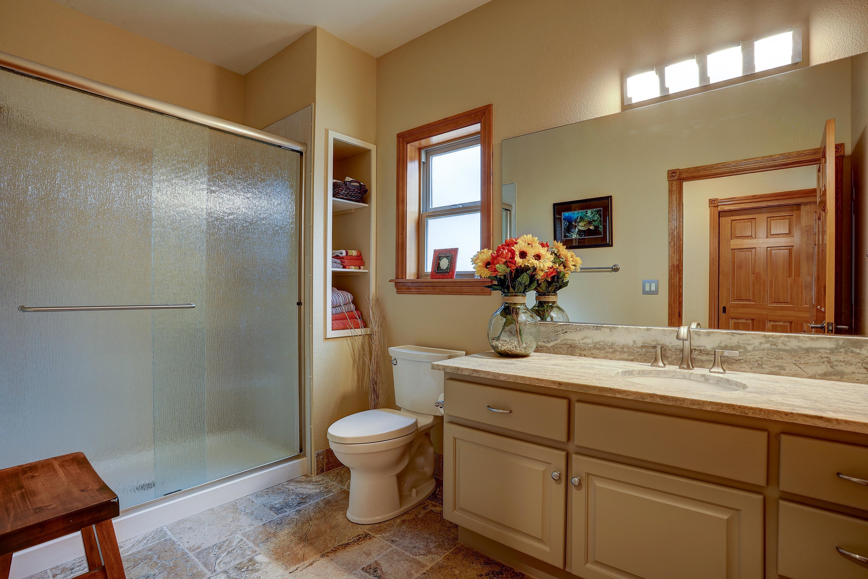 61267 Benham Road Bend, OR 97702 - Photo 28 of 49 Full guest bathroom