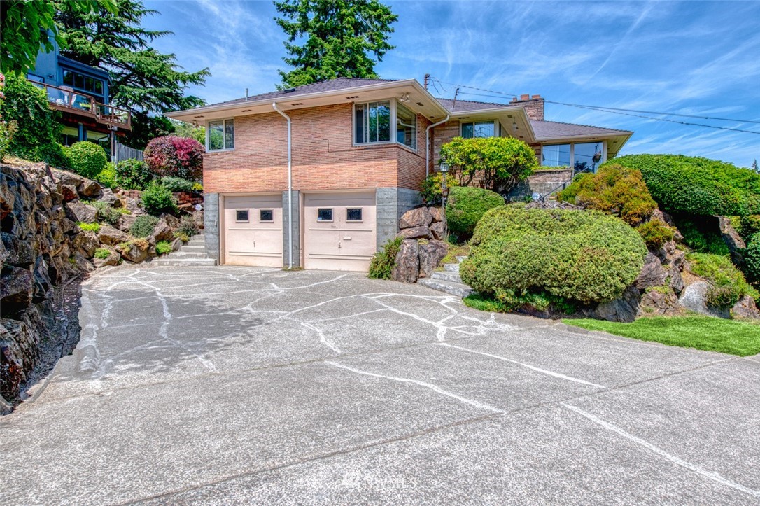 5534 South Upland Road Seattle, WA 98118 - Photo 3 of 25